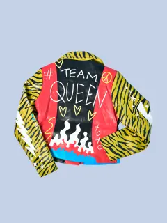 CHAQUETA DE CUERO NEGRA CON AMARILLO