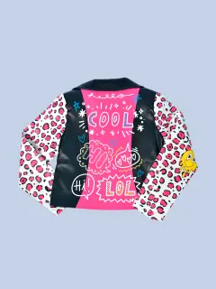 CHAQUETA DE CUERO NEGRA CON ROSA